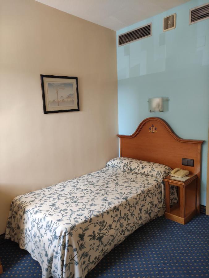 Hotel Ebora By Vivere Stays Талавера де ла Рейна Екстериор снимка